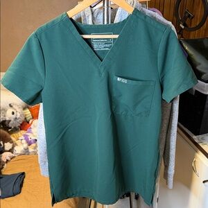 Figs Women's Catarina one pocket scrub top BRITISH RACING GREEN